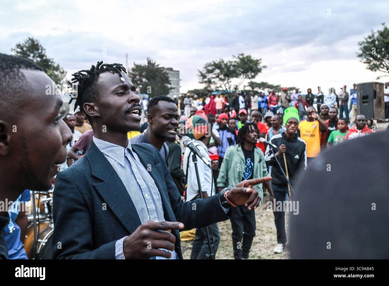 8. Januar 2023, Nakuru, Kenia: Revelers genießen Auftritte während eines Reggaekonzert, um Nakurus Aufnahme in das UNESCO Creative Cities Network als Stadt der Kultur und Volkskunst auf einem offenen Gelände in der Nähe von Nakuru Town zu gedenken. Das Reggae-Musikevent wurde durchgeführt, um Glück und gute Stimmung in der Gesellschaft zu verbreiten. (Foto: © James Wakibia/SOPA Images via ZUMA Press Wire) Stockfoto