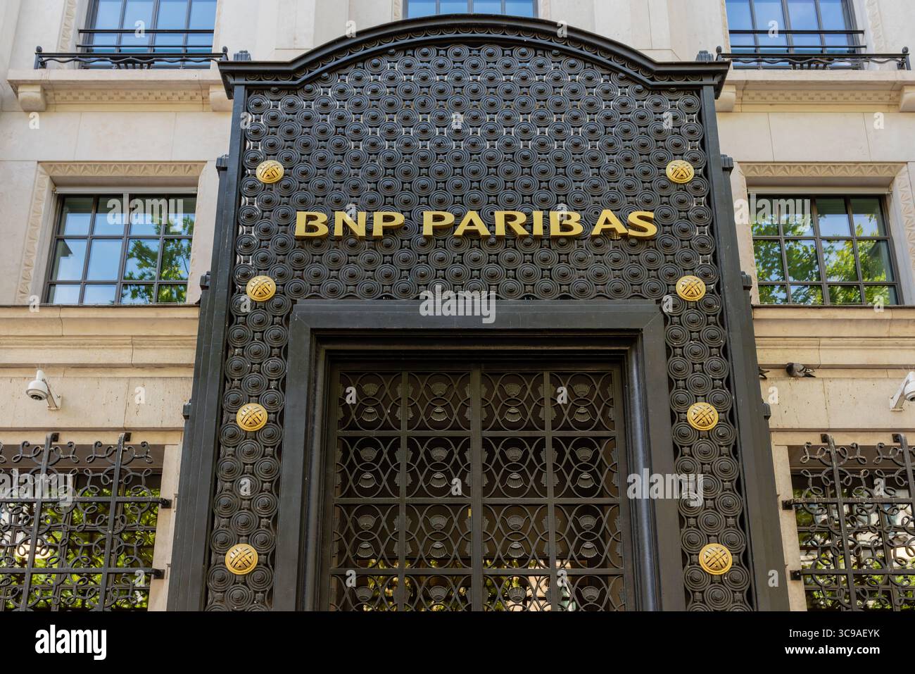 Nahaufnahme des Eingangs der BNP Paribas Private Bank am Boulevard Haussmann im 9. Arrondissement von Paris Stockfoto