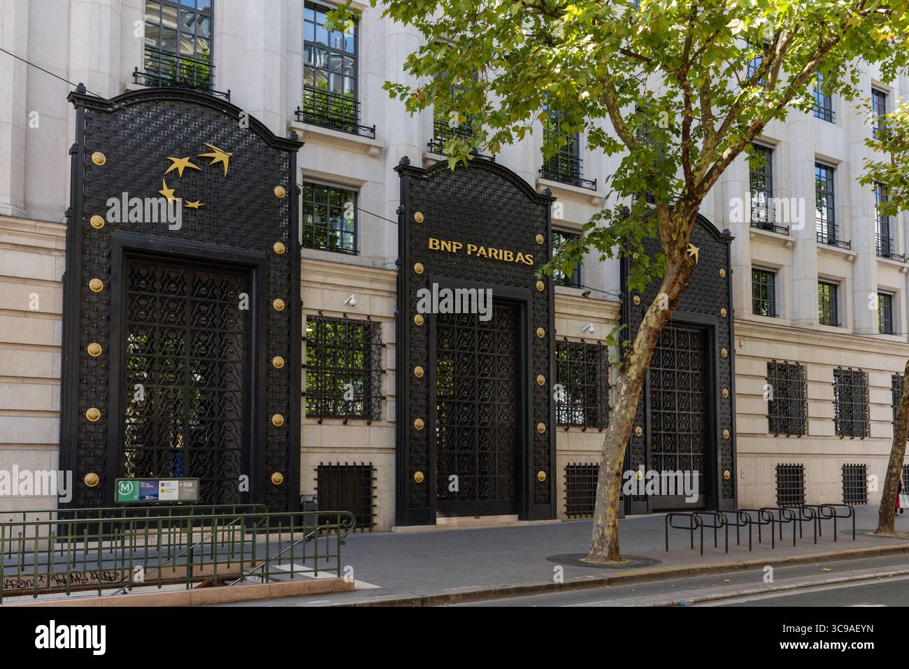 Wunderschöne Fassade des BNP Paribas Private Bank am Boulevard Haussmann im 9. Arrondissement von Paris Stockfoto