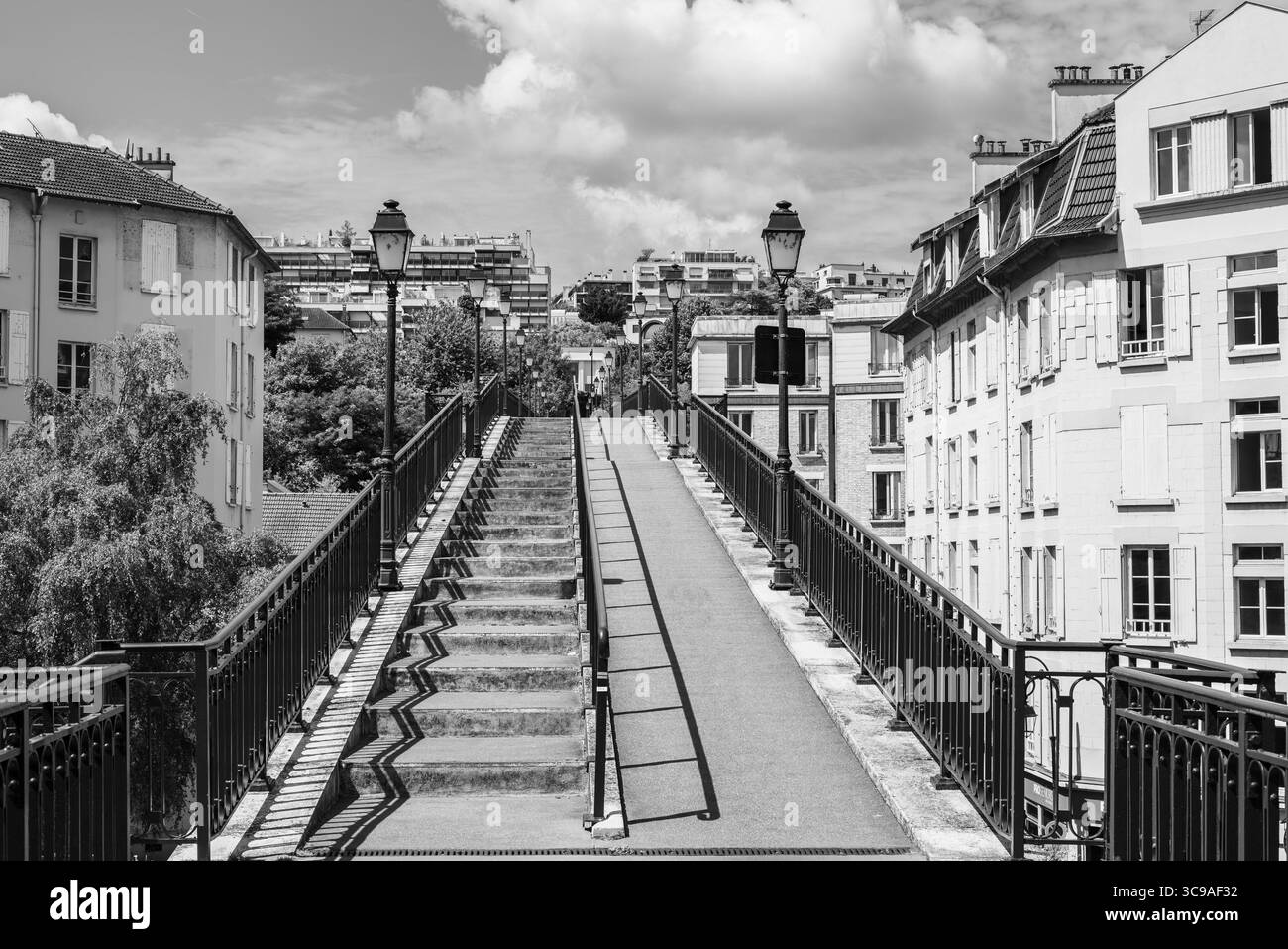 Schwarzweiß-Foto der Passerelle de l'Avre, einer Brücke über die seine, die Paris mit Saint Cloud verbindet Stockfoto