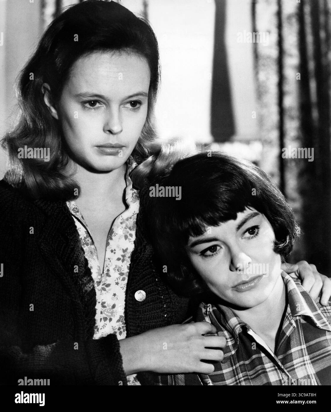 Sandy Dennis, Anne Heywood, am Set des Films „The Fox“, Warner Bros.-Seven Arts, Claridge Pictures, 1967 Stockfoto