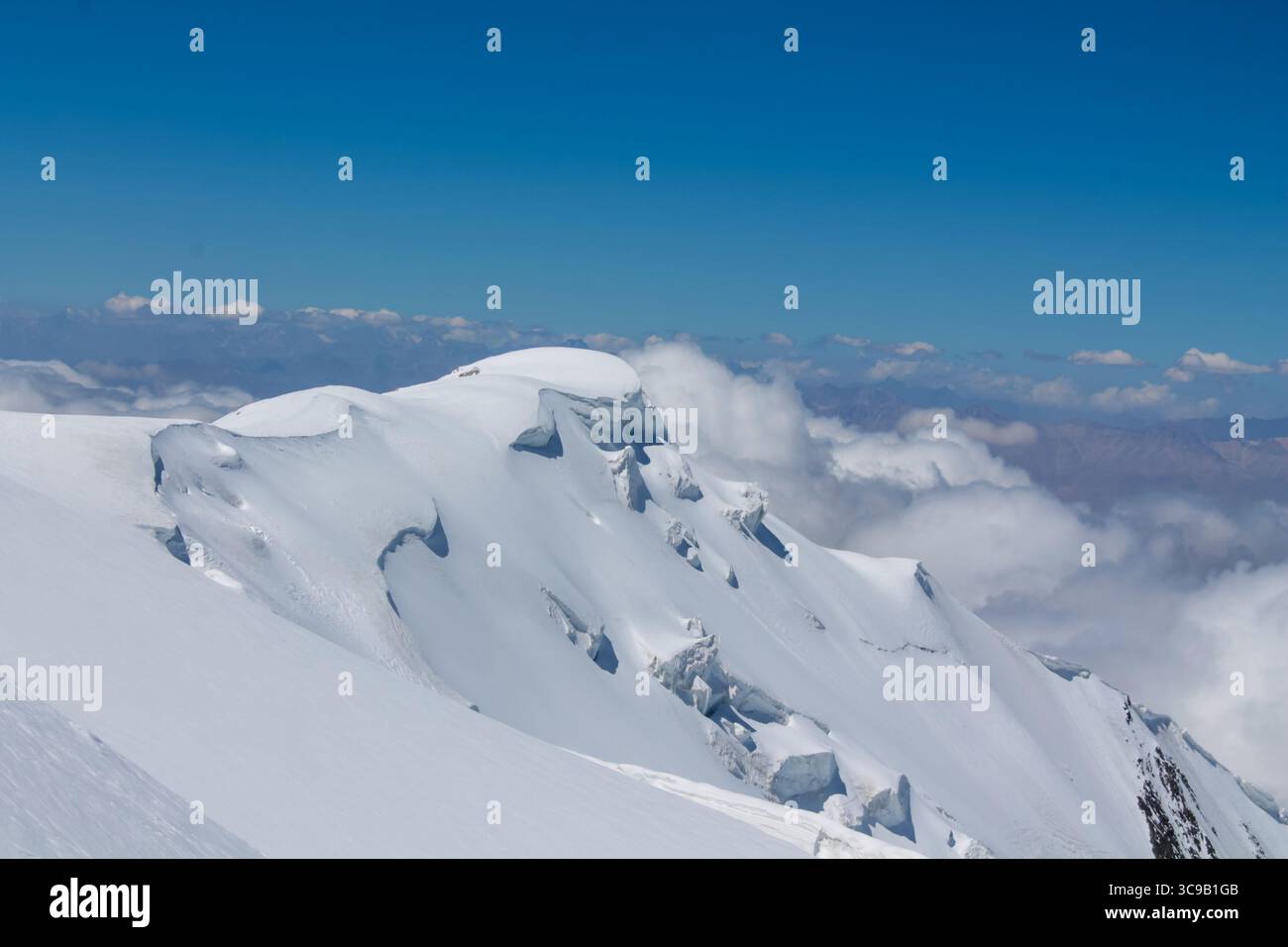 Schneebedeckte Berge rund um den Lenin oder den Ibn Sina Avicenna Peak, Hochgebirgslandschaft, Pamir Range, zerklüftetes Gelände, Blick auf den Gletscher, kaltes Klima Stockfoto