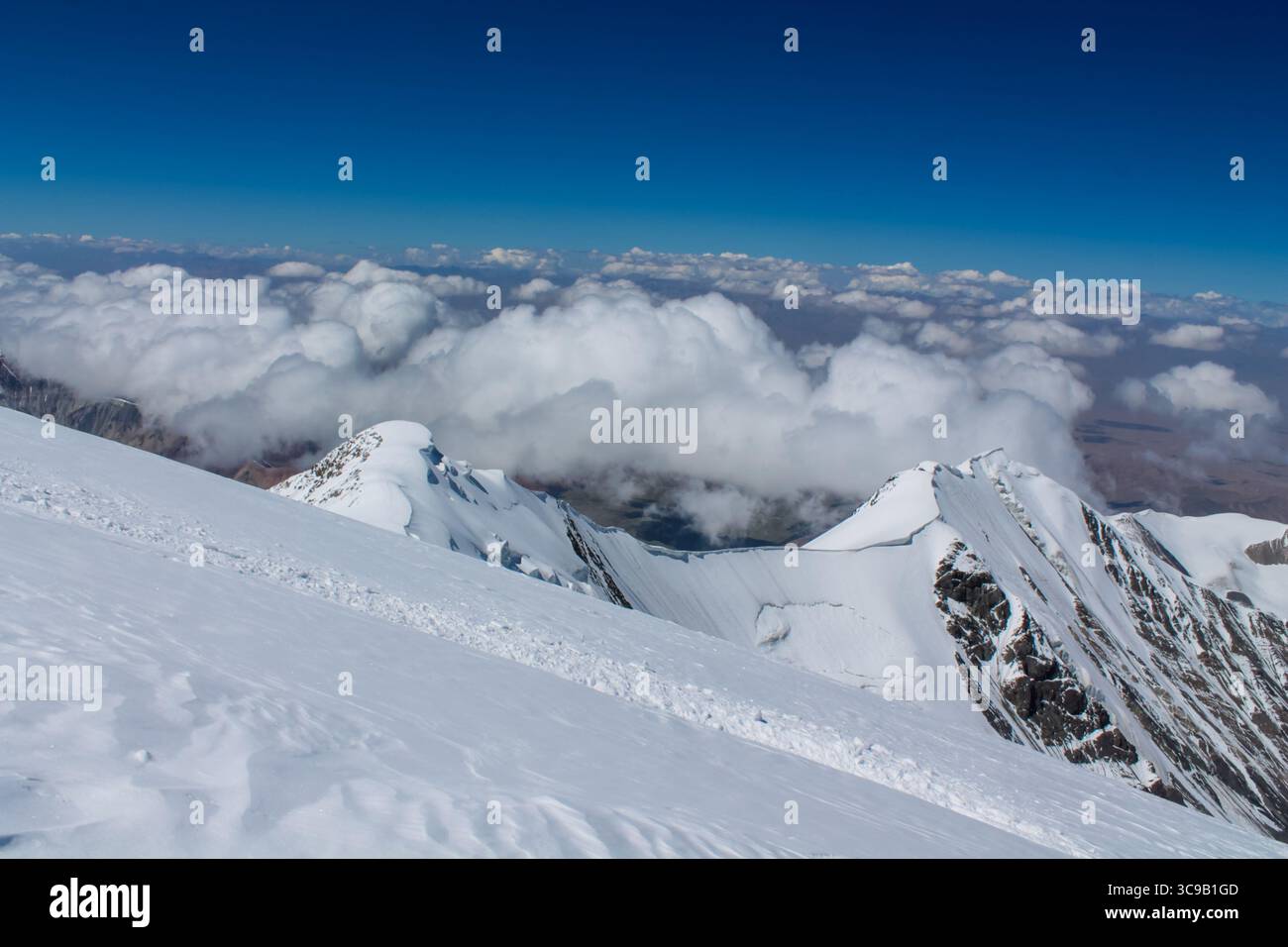 Schneebedeckte Berge rund um den Lenin oder den Ibn Sina Avicenna Peak, Hochgebirgslandschaft, Pamir Range, zerklüftetes Gelände, Blick auf den Gletscher, kaltes Klima Stockfoto