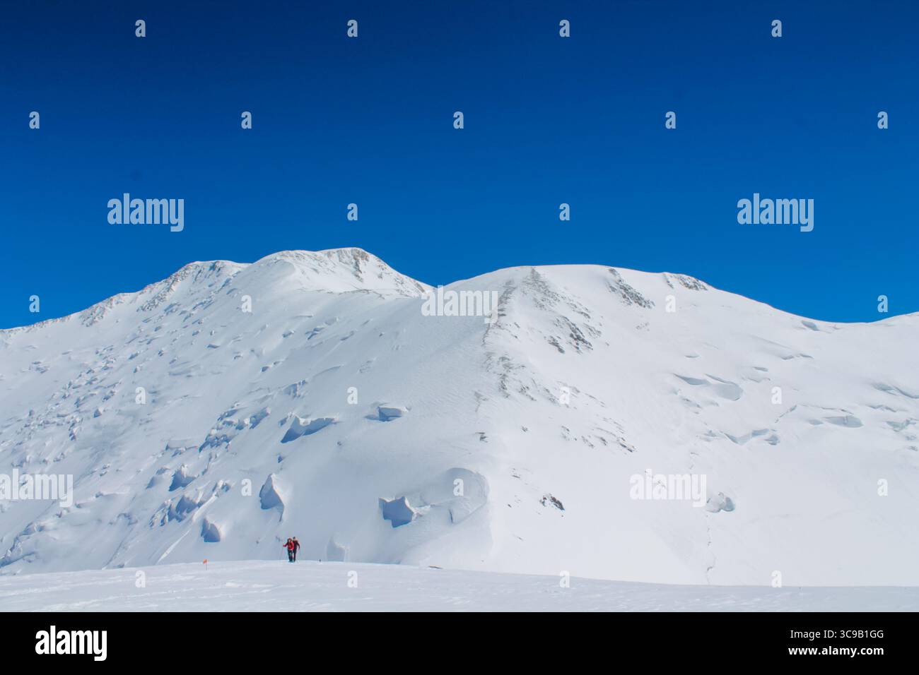 Schneebedeckte Berge rund um den Lenin oder den Ibn Sina Avicenna Peak, Hochgebirgslandschaft, Pamir Range, zerklüftetes Gelände, Blick auf den Gletscher, kaltes Klima Stockfoto