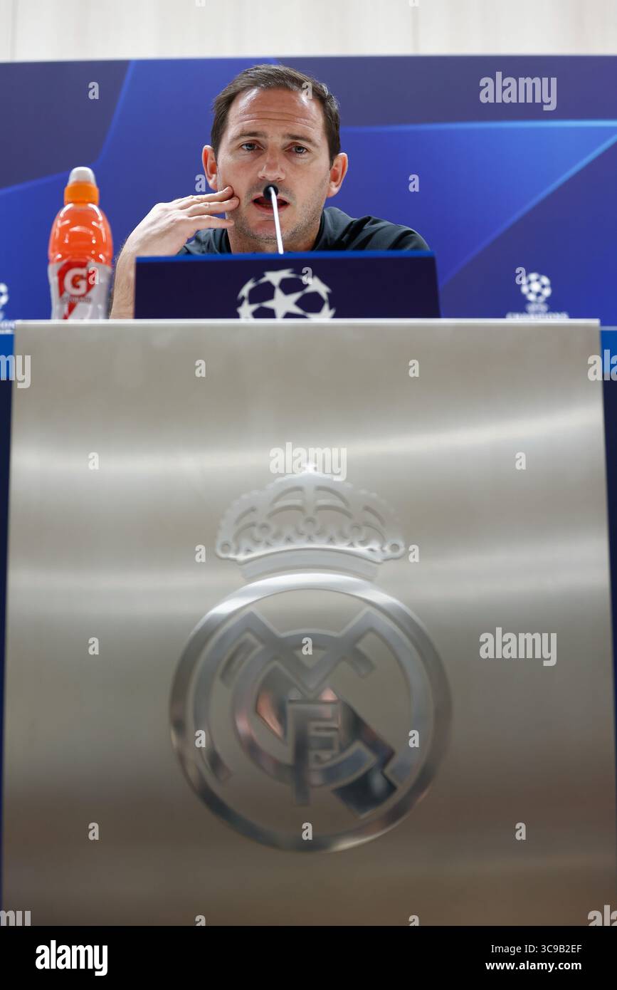 April 2023, MADRID, SPANIEN: Frank Lampard, Coach von Chelsea nimmt an seiner Team-Pressekonferenz für die UEFA Champions League, Viertelfinale Runde 1, Fußballspiel gegen Real Madrid am 11. April 2023 im Santiago Bernabeu Stadion in Madrid Teil. (Kreditbild: © Oscar J. Barroso/AFP7 via ZUMA Press Wire) Stockfoto