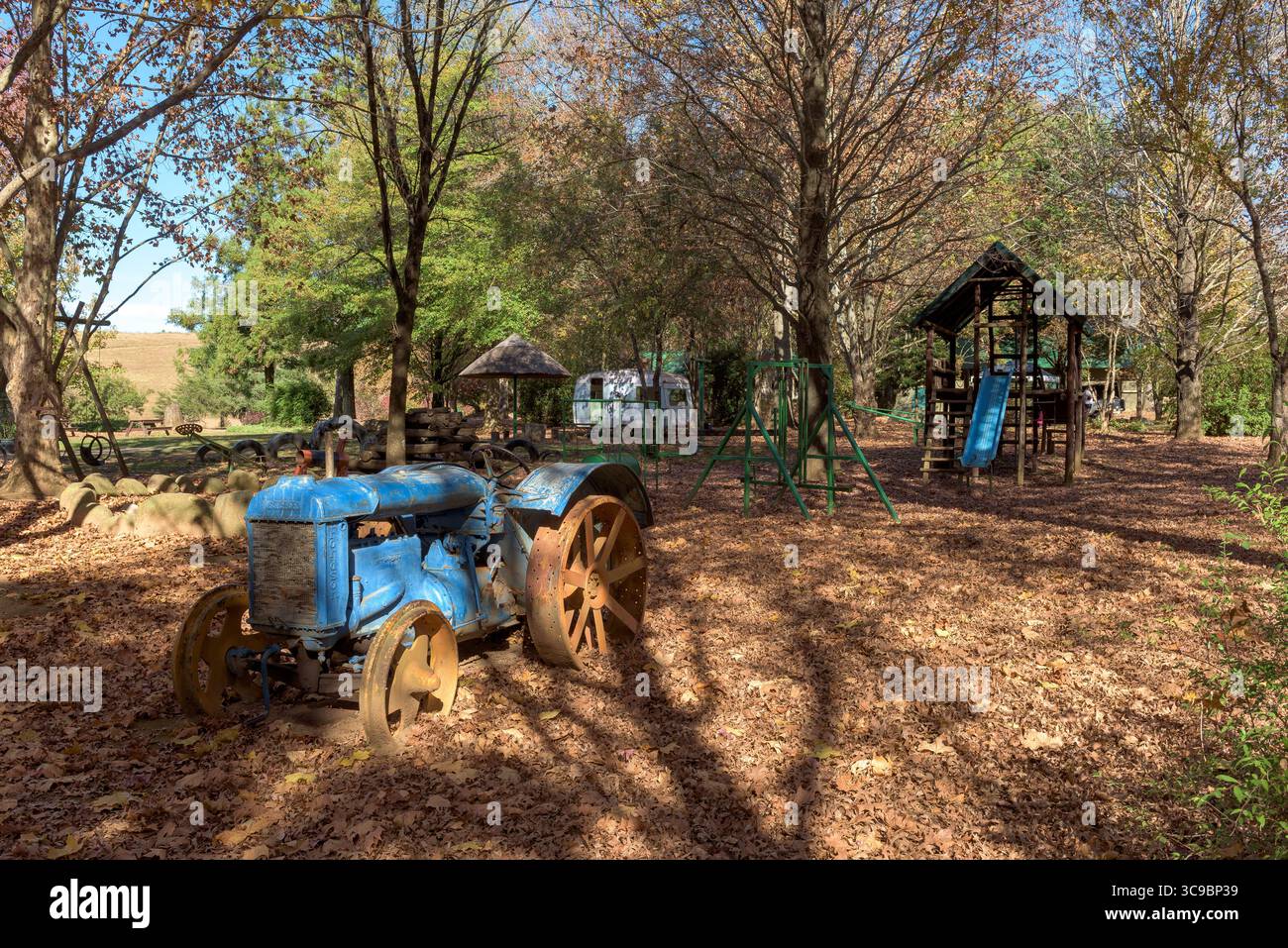 Mountain Plendour, Südafrika - 16. Mai 2025: Ein Kinderspielplatz mit Vintage-Traktor, Kletterrahmen und Rutsche im Mountain Plendour Eco-Reso Stockfoto
