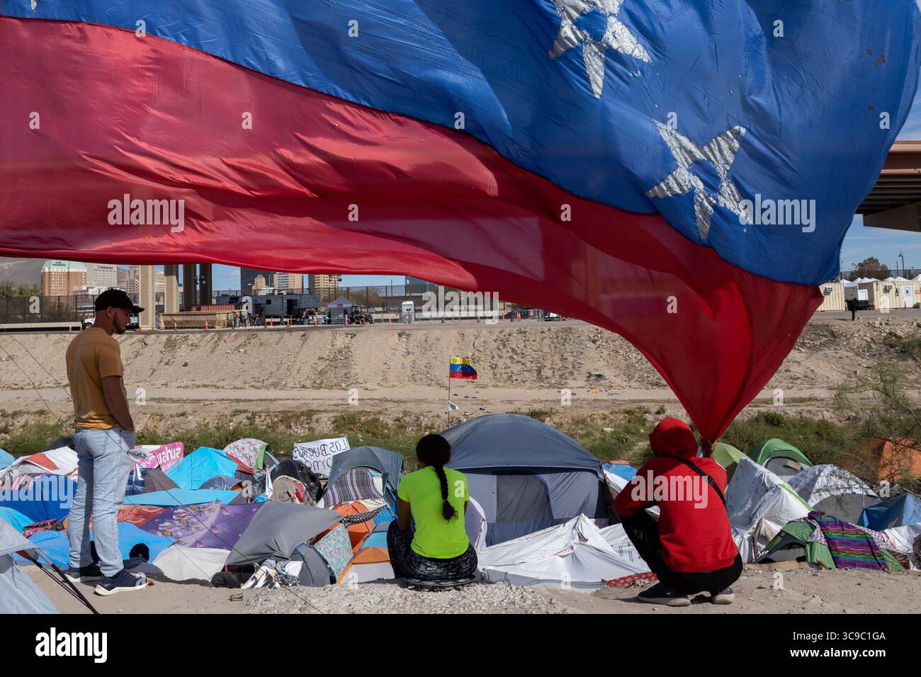10. November 2022, juarez, chihuahua, mexiko: Venezolanische Migranten warten in Ciudad JuÃ¡rez am Ufer des Rio Grande auf die Eliminierung des Titels 42 (Credit Image: © David Peinado/ZUMA Press Wire) Stockfoto