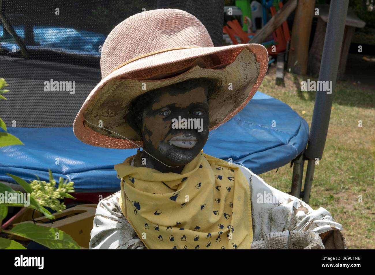 Nahaufnahme einer Gartenstatue eines afrikanischen Kindes mit Hut Stockfoto