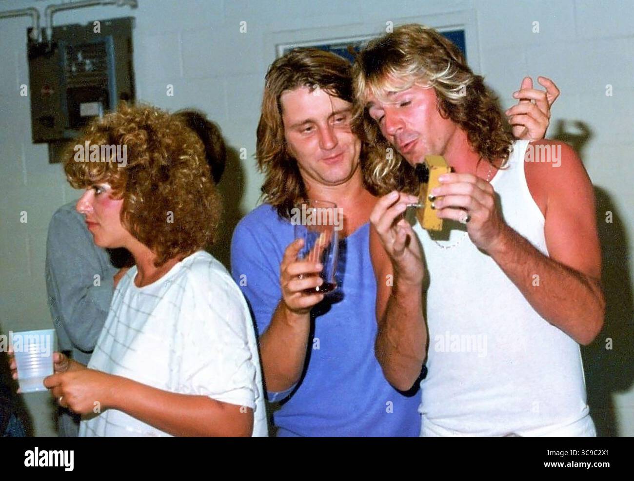 Lakeland, Florida, USA: JUDAS PRIEST-GLENN TIPTON und UFO-PAUL CHAPMAN hängen vor ihrem Auftritt während ihrer „Metal Conqueror: Tour – Lakeland Civic Center“ – 3. Juli 1984 (Foto: © Christopher Helton Via ZUMA Press Wire) Stockfoto Lakeland, Florida, USA: JUDAS PRIEST-GLENN TIPTON und UFO-PAUL CHAPMAN hängen vor ihrem Auftritt während ihrer „Metal Conqueror: Tour – Lakeland Civic Center“ – 3. Juli 1984 (Foto: © Christopher Helton Via ZUMA Press Wire) Stockfoto
