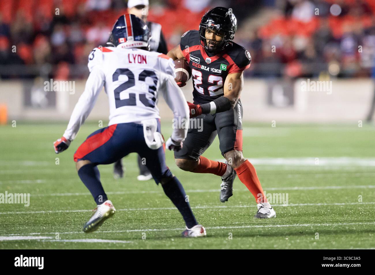 14. Oktober 2022: Ottawa Redblacks Running Back Jackson Bennett (22) spielt mit den Bälle, während Montreal Alouettes Defensivback Nafees Lyon (23) während des CFL-Spiels zwischen den Montreal Alouettes und Ottawa Redblacks im TD Place Stadium in Ottawa verteidigt. Daniel Lea/CSM. (Foto: © Daniel Lea/CSM via ZUMA Press Wire) Stockfoto