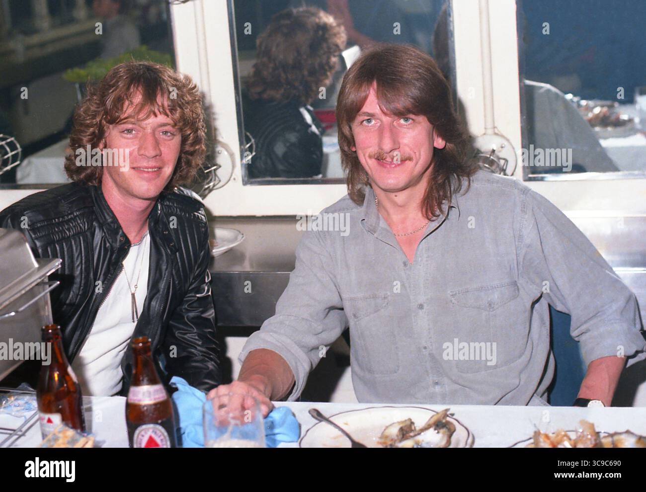 Lakeland, Florida, USA: JUDAS PRIEST-DAVE HOLLAND und VERRÜCKTER (Schlagzeuger)-ANDREW BARRON hängen hinter der Bühne, bevor sie während ihrer „Metal Conqueror: Tour – Lakeland Civic Center“ am 3. Juli 1984 auftraten (Credit Image: © Christopher Helton via ZUMA Press Wire) Stockfoto Lakeland, Florida, USA: JUDAS PRIEST-DAVE HOLLAND und VERRÜCKTER (Schlagzeuger)-ANDREW BARRON hängen hinter der Bühne, bevor sie während ihrer „Metal Conqueror: Tour – Lakeland Civic Center“ am 3. Juli 1984 auftraten (Credit Image: © Christopher Helton via ZUMA Press Wire) Stockfoto