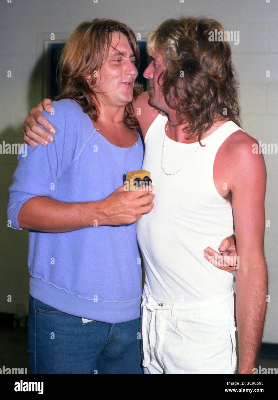 Lakeland, Florida, USA: JUDAS PRIEST-GLENN TIPTON und UFO-PAUL CHAPMAN hängen vor ihrem Auftritt während ihrer „Metal Conqueror: Tour – Lakeland Civic Center“ – 3. Juli 1984 (Foto: © Christopher Helton Via ZUMA Press Wire) Stockfoto Lakeland, Florida, USA: JUDAS PRIEST-GLENN TIPTON und UFO-PAUL CHAPMAN hängen vor ihrem Auftritt während ihrer „Metal Conqueror: Tour – Lakeland Civic Center“ – 3. Juli 1984 (Foto: © Christopher Helton Via ZUMA Press Wire) Stockfoto