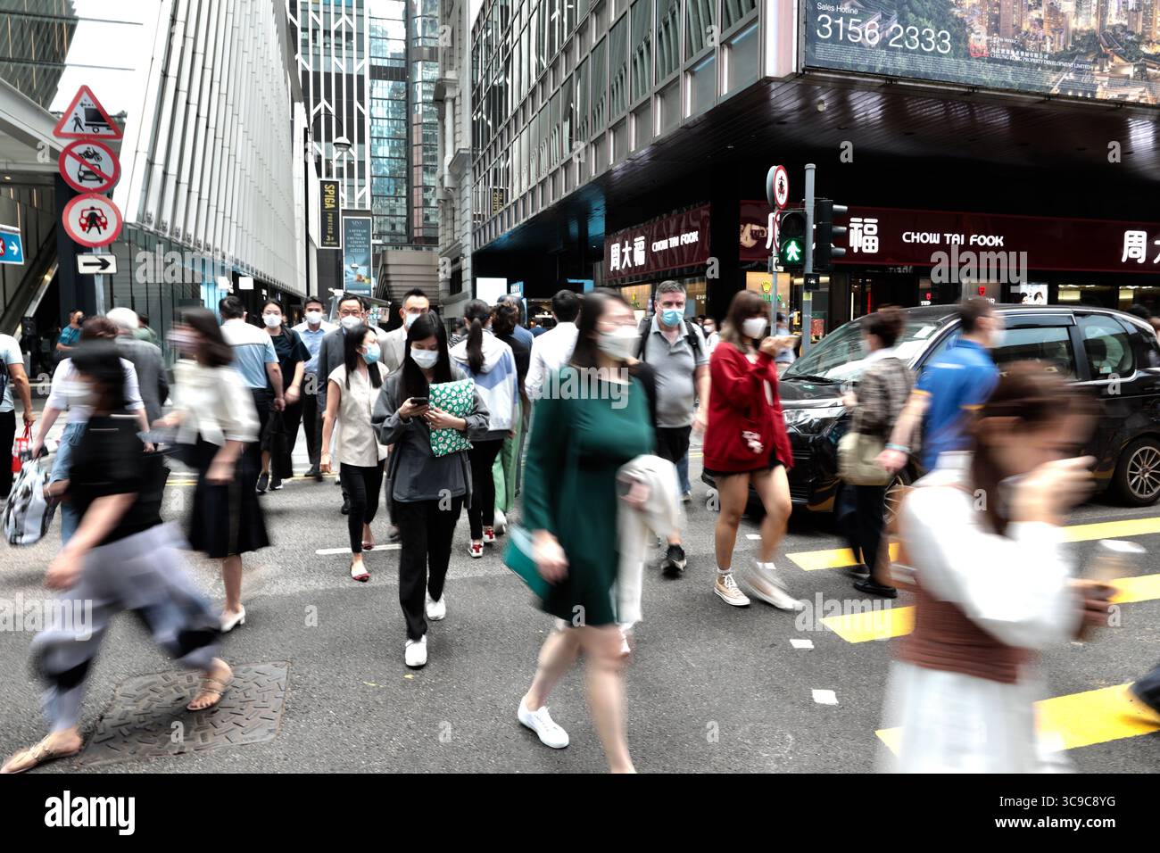15. November 2022, Hongkong, China: Am Zebraübergang auf der überlasteten Hauptstraße in Central wird mittags ein Auto angehalten, während die Menschen die Straße im geschäftigsten Finanzzentrum Hongkongs überqueren. Schätzungen zufolge wird die Weltbevölkerung heute 8 Milliarden erreichen. Die Weltbevölkerung erreicht das Dreifache der Statistik von 1950, da die Weltbevölkerung in nur 12 Jahren mit einer alarmierenden Geschwindigkeit von 7 Milliarden auf 8 Milliarden gestiegen ist, was enorme Umweltauswirkungen auf den Planeten Erde verursacht. (Foto: © Liau Chung-ren/ZUMA Press Wire) Stockfoto