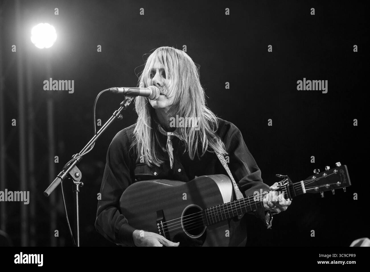 Brent Rademaker, der Anführer von GOSPELBEACH, spielt auf der Far Out Stage. Tag 2 des Green man Musikfestivals in den Brecon Beacons Mountains in Wales. Glanusk Park, Brecon, Wales, 19. August 2017. Quelle: Rob Watkins/Alamy Live News. INFO: GospelbeacH ist ein in Los Angeles ansässiges Kollektiv der West Coast Americana, das 2014 von Brent Rademaker (ehemals von Beachwood Sparks and the Tyde) gegründet wurde. Ihr üppiger Sound stammt von Laurel Canyon Folk-Rock, Sunshine Pop, Country Rock und Paisley Underground Einflüssen aus Alben wie Pacific Surf Line, Another Summer of Love und Let IT Burn. Stockfoto