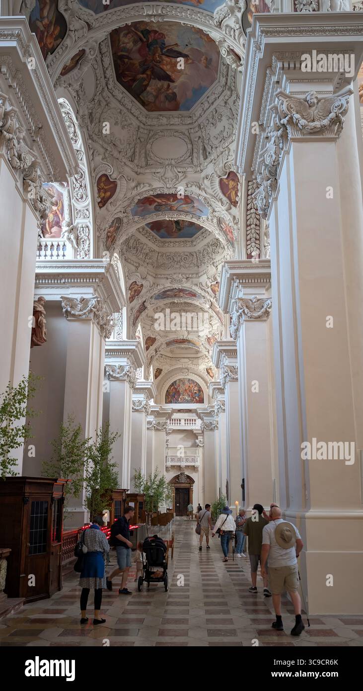 Der Stephansdom in Passau ist ein prächtiges barockes Konfekt mit einer der größten Kirchenorgeln der Welt. Stockfoto