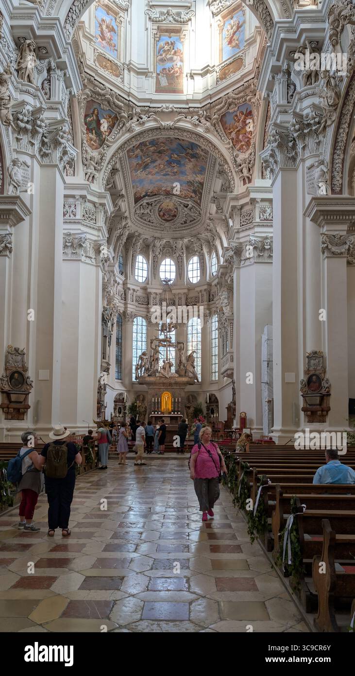 Der Stephansdom in Passau ist ein prächtiges barockes Konfekt mit einer der größten Kirchenorgeln der Welt. Stockfoto