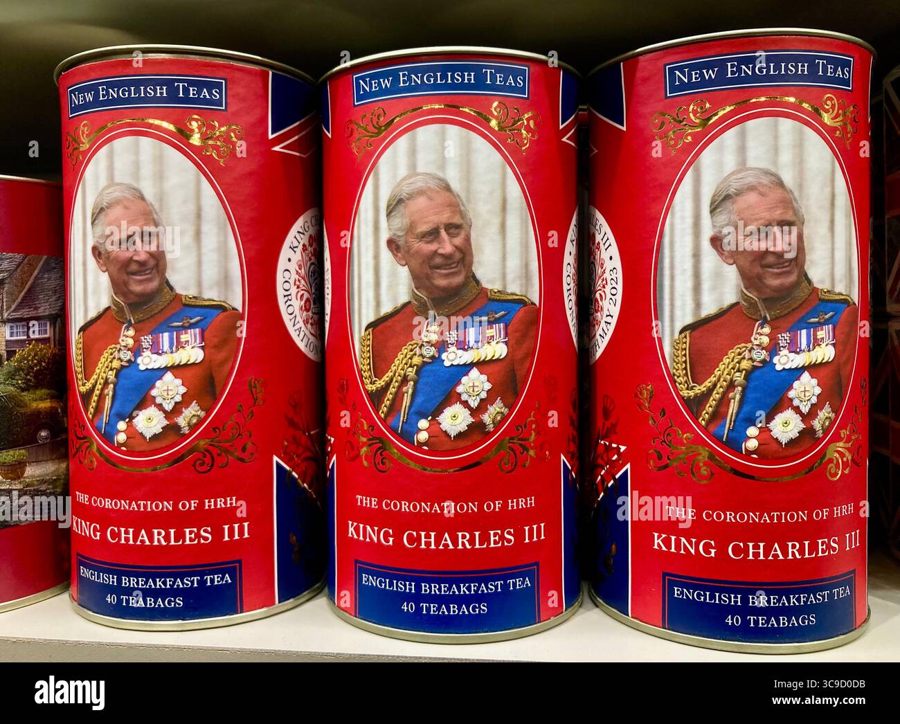 Englischer Tee Souvenir mit der Krönung von König Karl III. (Königliche Familie) Verpackung Stockfoto