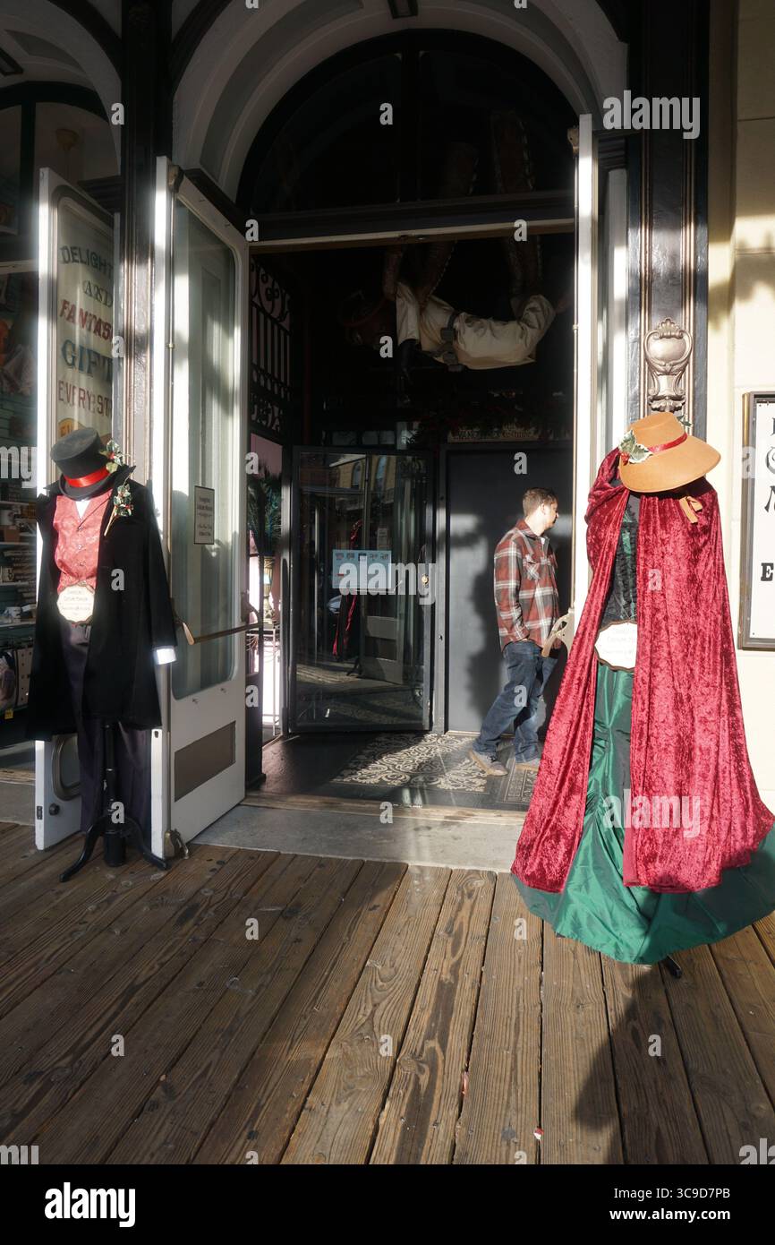 Eine gut erhaltene Reihe von Vintage-Gebäuden mit farbenfrohen Fassaden säumt eine ruhige Straße in Old Sacramento und fängt den Geist des kalifornischen Goldrausches ein Stockfoto