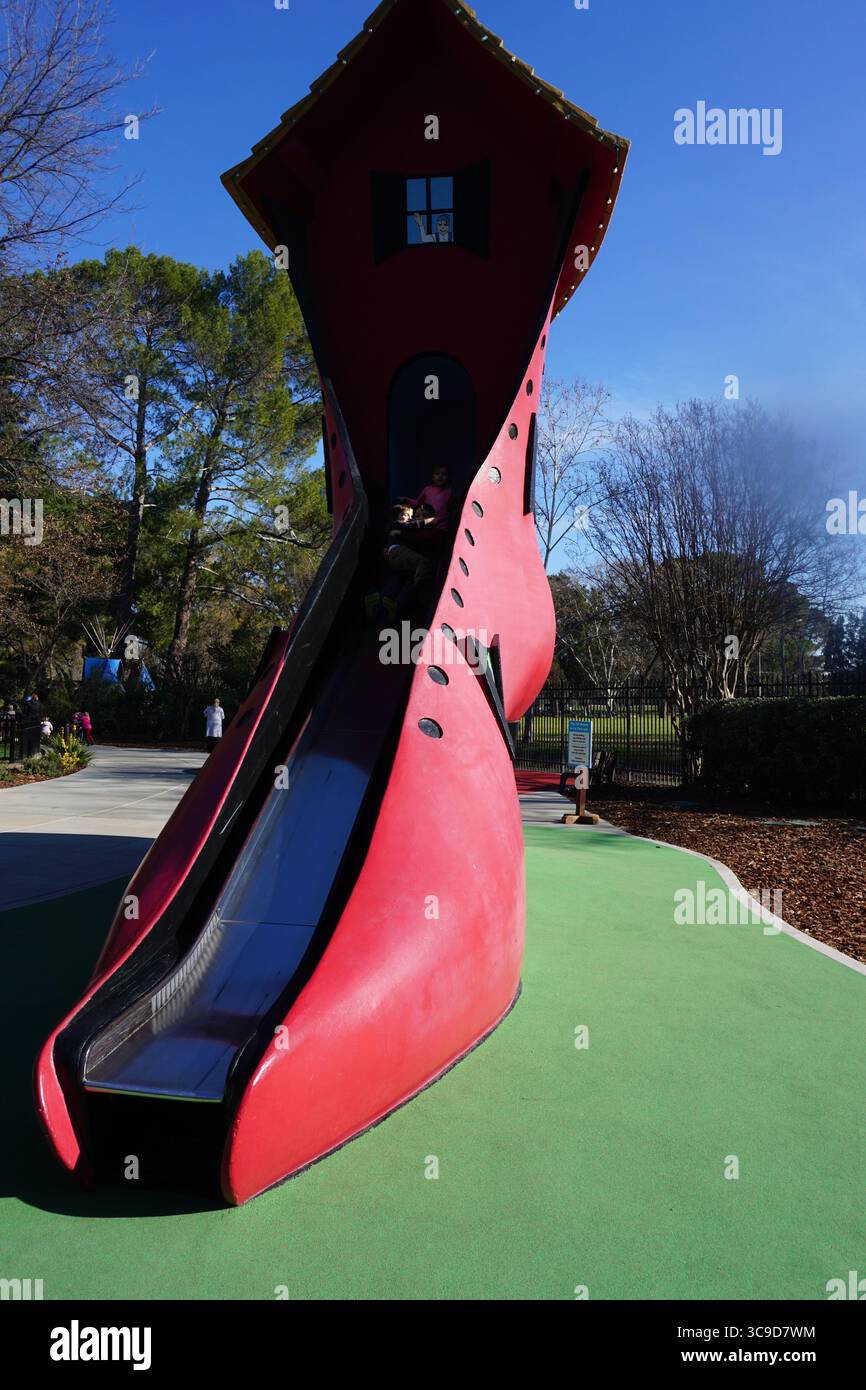Ein skurriler roter Schuh mit hohem Absatz wurde durch den klassischen Kinderreim „There Was an Old Woman WHO lebte in a Shoe“ zu einer Attraktion. Stockfoto