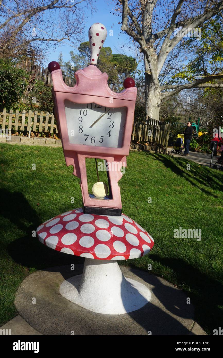 Eine verspielte, geneigte Uhr, die auf einem rot-weißen Pilz mit Punktmuster thront, spielt in einer skurrilen Gartenszene voller Fantasie und Charme. Stockfoto