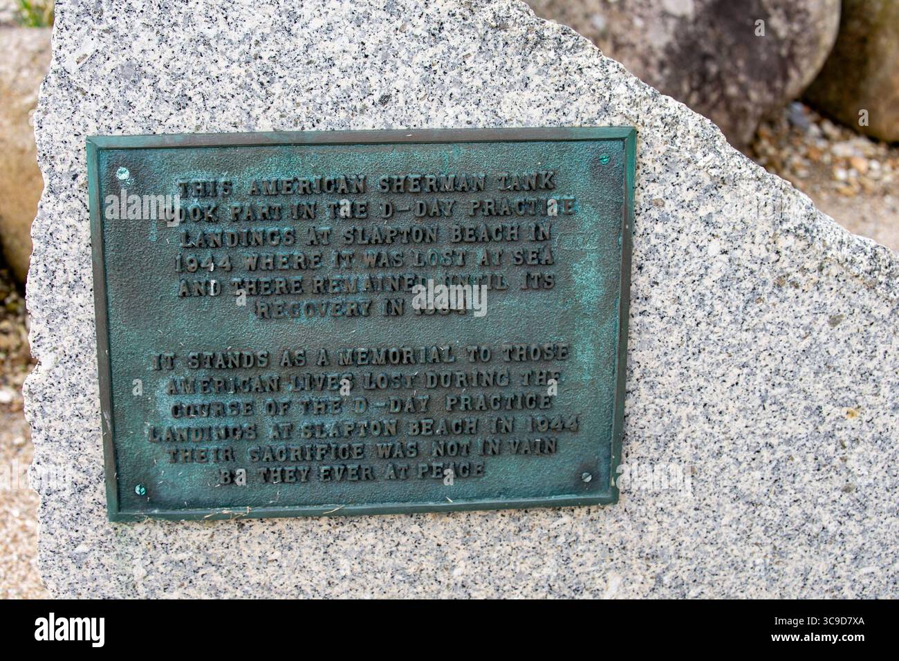 Gedenktafel zum Gedenken an den Sherman-Panzer, der während des D-Day-Trainings am Slapton Beach 1944 auf See verloren ging, um das Leben der Amerikaner zu ehren, das für den Frieden geopfert wurde Stockfoto