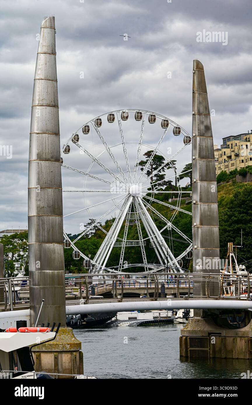 Die Fußgängerbrücke über das Inner Dock und die Kulisse des Big Wheel. Stockfoto