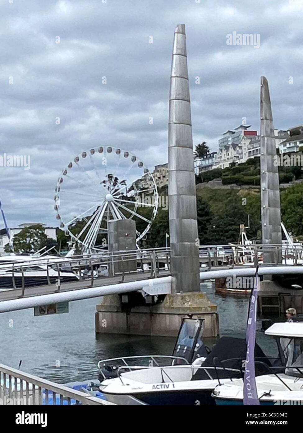 Die Fußgängerbrücke über das Inner Dock und die Kulisse des Big Wheel. Stockfoto