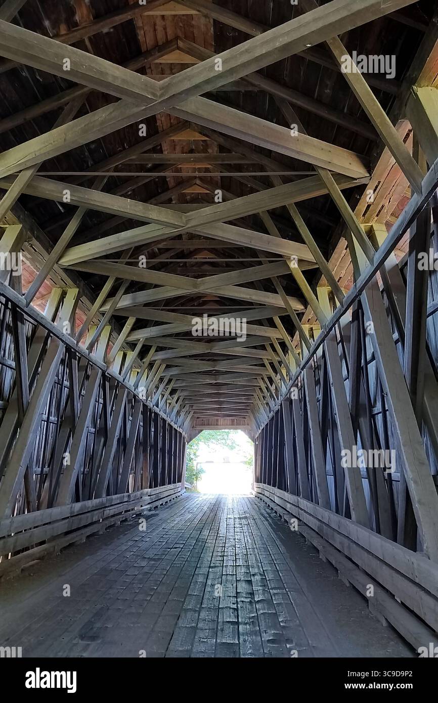 Pont de des Rivières, historische Holzbrücke über die Rivière aux Brochets in Notre-Dame-de-Stanbridge, Quebec, Kanada Stockfoto