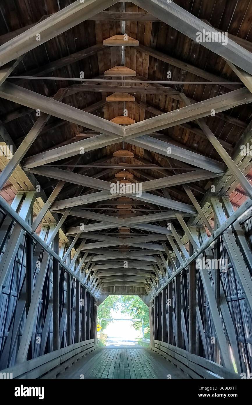 Pont de des Rivières, historische Holzbrücke über die Rivière aux Brochets in Notre-Dame-de-Stanbridge, Quebec, Kanada Stockfoto