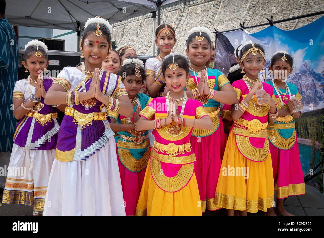 Mädchen der Natyamudra School of Dance posieren vor ihrem Auftritt beim Heritage of India Festival in Valhalla, Westchester, New York. Stockfoto