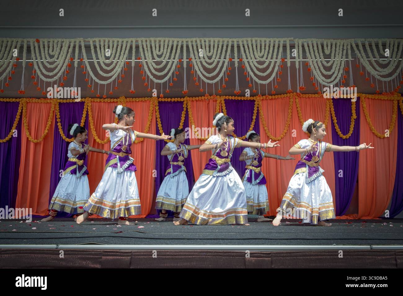 6 junge Mädchen tanzen beim Heritage of India Festival am Kensico Plaza Dam in Valhalla, NYC. Sie sind von der Natya Mudra Tanzschule Stockfoto