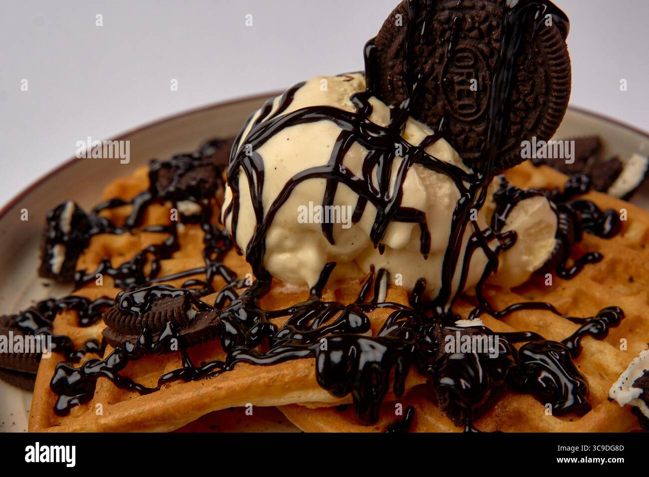 Köstliches Waffeldessert mit cremiger Eiscreme, Schokoladengläser und knusprigen Oreo-Cookies für ein dekadentes Erlebnis Stockfoto