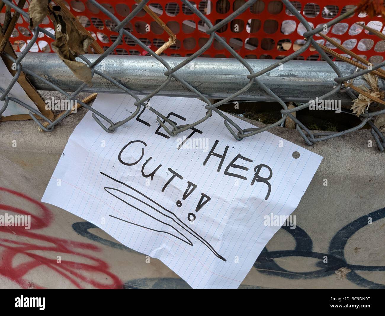 Gedenkstätte für einen Immigranten, der auf EIS vor dem ICE Field Büro in Lower Manhattan in Gewahrsam genommen wurde. Stockfoto