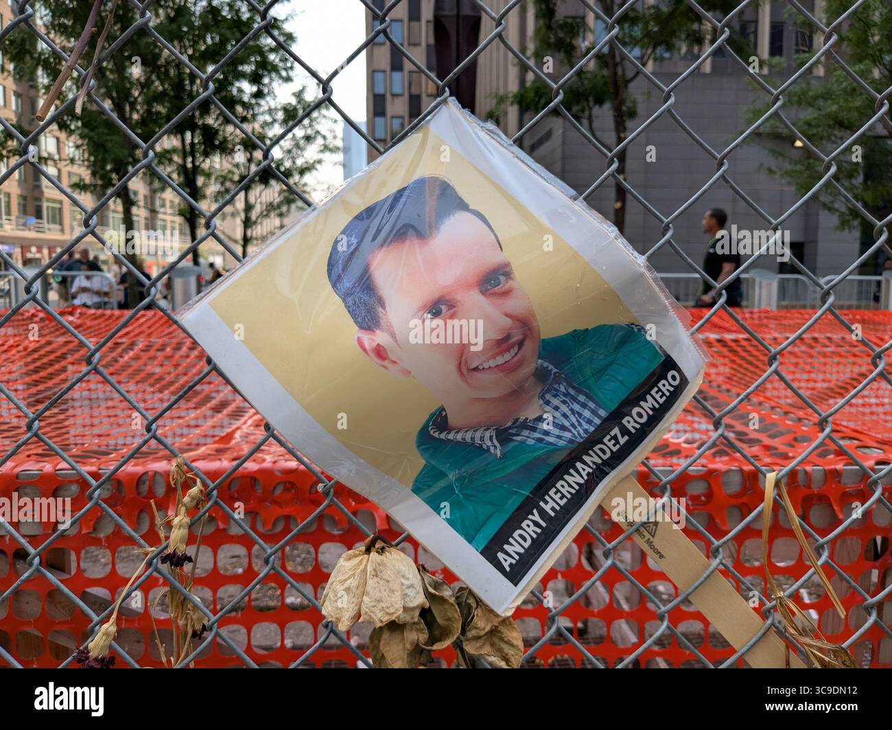 Gedenkstätte für einen Immigranten, der auf EIS vor dem ICE Field Büro in Lower Manhattan in Gewahrsam genommen wurde. Stockfoto