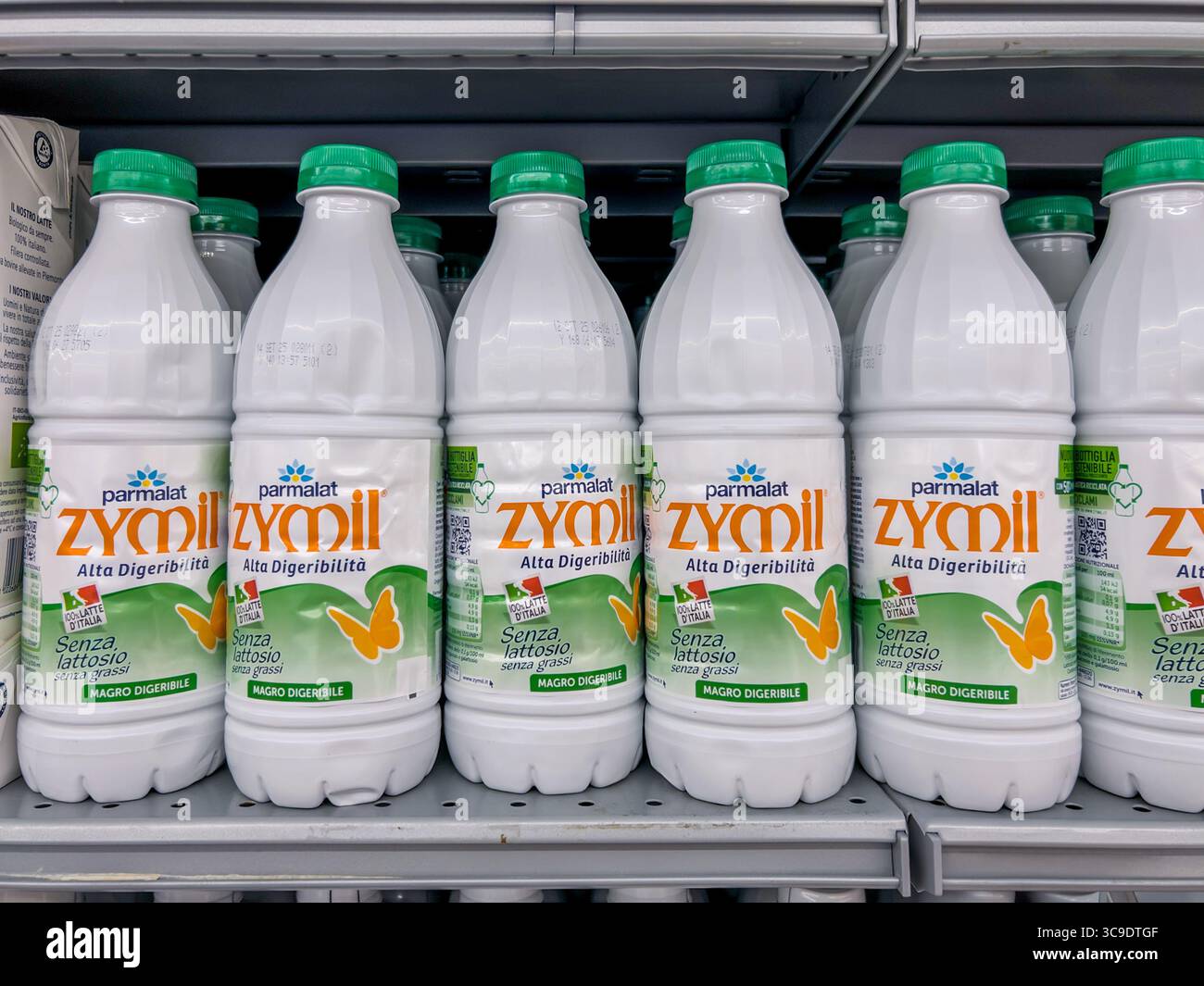 Italien - 5. August 2025: Parmalat Zymil hochverdauliche laktosefreie Milch in Plastikflaschen, die in Regalen zum Verkauf in einem italienischen Supermarkt ausgestellt werden. Stockfoto