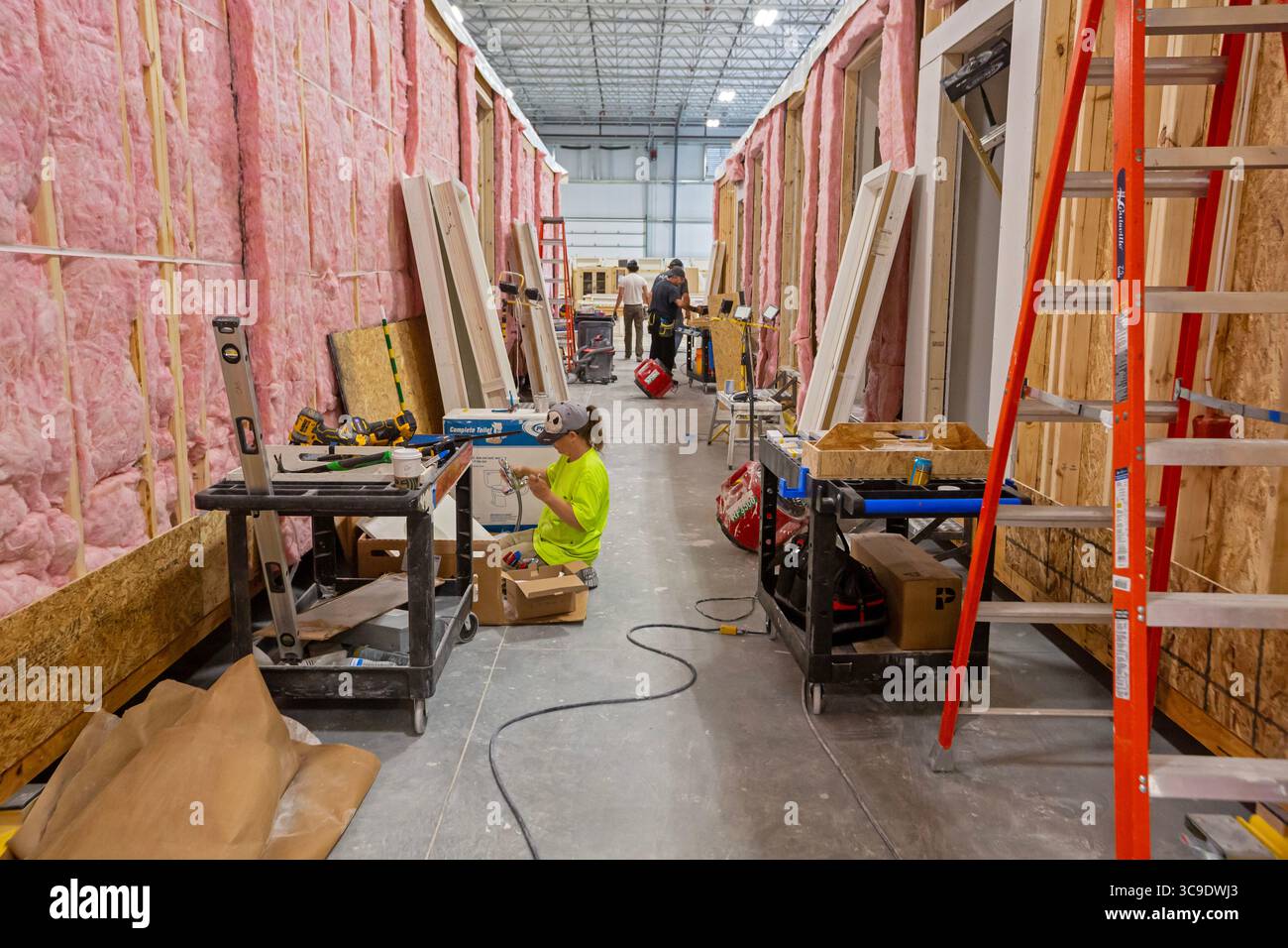 Romulus, Michigan – Arbeiter bauen Wohnungen in der Fabrik von Ginosko Modular mit modularen Baumethoden. Die Einheiten werden zu einem apa zusammengebaut Stockfoto
