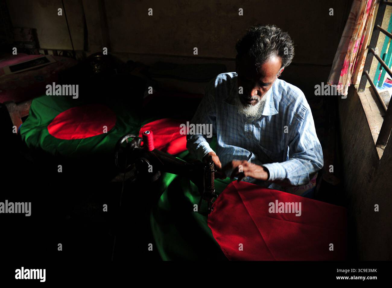 Dezember 2022: 12. Dezember 2022. Sylhet-Bangladesch: Ein 55-jähriger Schneider Kaosar Khan aus Sylhets Loharpara, der die Nationalflagge von Bangladesch näht. Etwa die Hälfte der Tausenden von Nationalflaggen, die er das ganze Jahr über näht, wird im Dezember verkauft. Bangladesch erzielte im Dezember 1971 vor 51 Jahren den Sieg im bewaffneten Befreiungskrieg . Im Austausch für 3 Millionen Leben und Ehre von 200.000 Frauen in neun Monaten Krieg kam dieser Moment am 16. Dezember. Bangladesch feiert diese Leistung noch immer mit gebührender würde. (Bild: © MD Rafayat Haque Khan/ZUMA Press Wire) Stockfoto