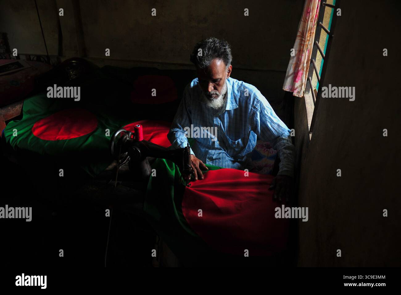 Dezember 2022: 12. Dezember 2022. Sylhet-Bangladesch: Ein 55-jähriger Schneider Kaosar Khan aus Sylhets Loharpara, der die Nationalflagge von Bangladesch näht. Etwa die Hälfte der Tausenden von Nationalflaggen, die er das ganze Jahr über näht, wird im Dezember verkauft. Bangladesch erzielte im Dezember 1971 vor 51 Jahren den Sieg im bewaffneten Befreiungskrieg . Im Austausch für 3 Millionen Leben und Ehre von 200.000 Frauen in neun Monaten Krieg kam dieser Moment am 16. Dezember. Bangladesch feiert diese Leistung noch immer mit gebührender würde. (Bild: © MD Rafayat Haque Khan/ZUMA Press Wire) Stockfoto
