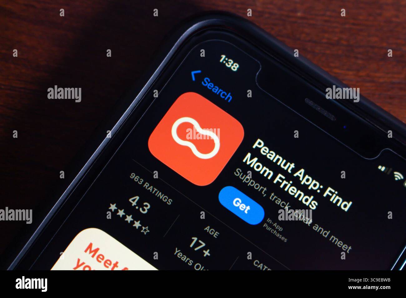 Nahaufnahme der Peanut App-Seite im App Store auf einem Smartphone-Bildschirm mit Bewertungen, Download-Schaltfläche und App-Details. Stockfoto