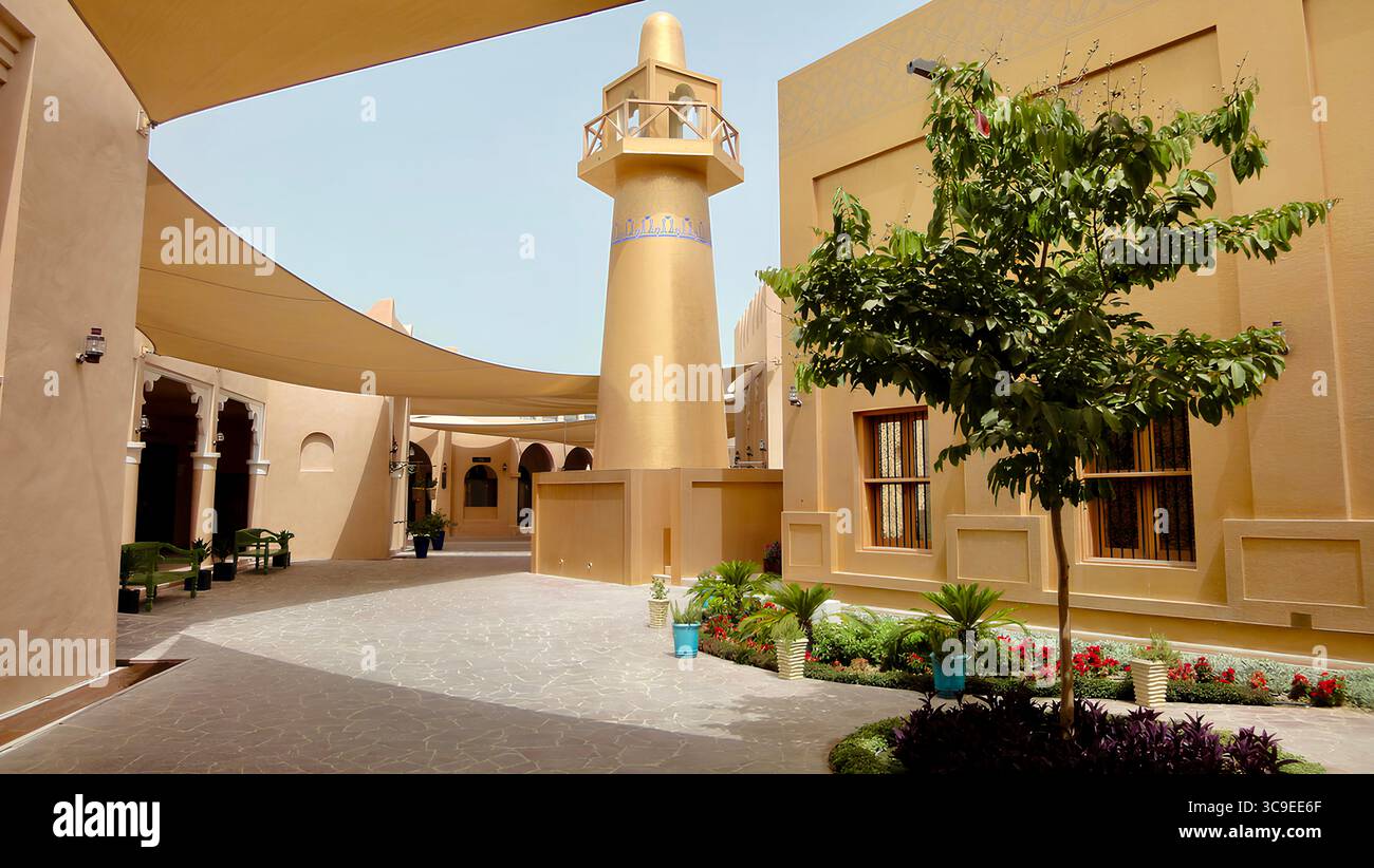 Die goldene Kuppel der Goldenen Moschee und der schattige Innenhof mit Grün im Katara Cultural Village, Doha, Katar. Stockfoto