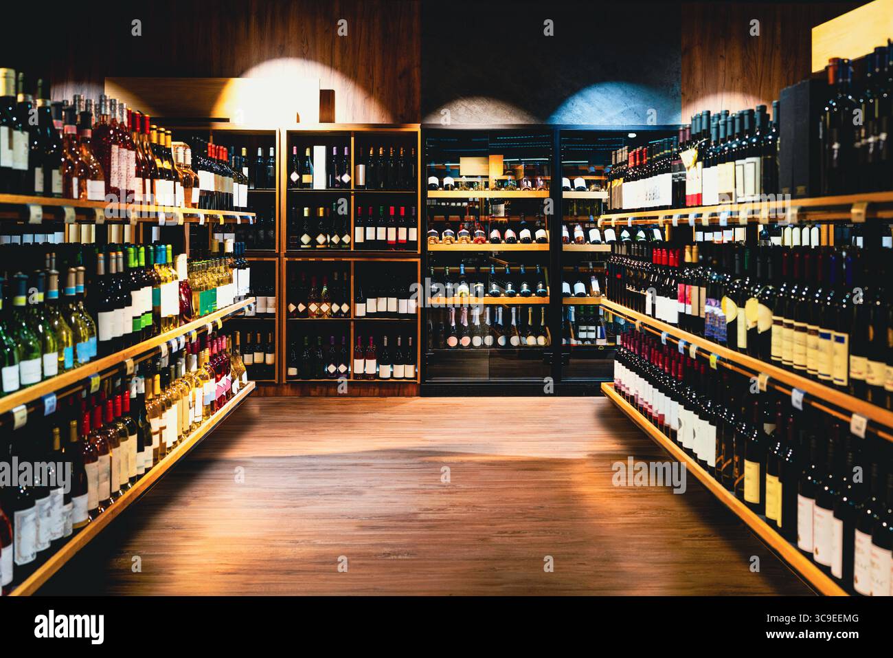 Hintergrundinformationen zu Spirituosengeschäften. Alkoholeinzelhandel. Weinflaschen in den Regalen im Weinladen. Stockfoto