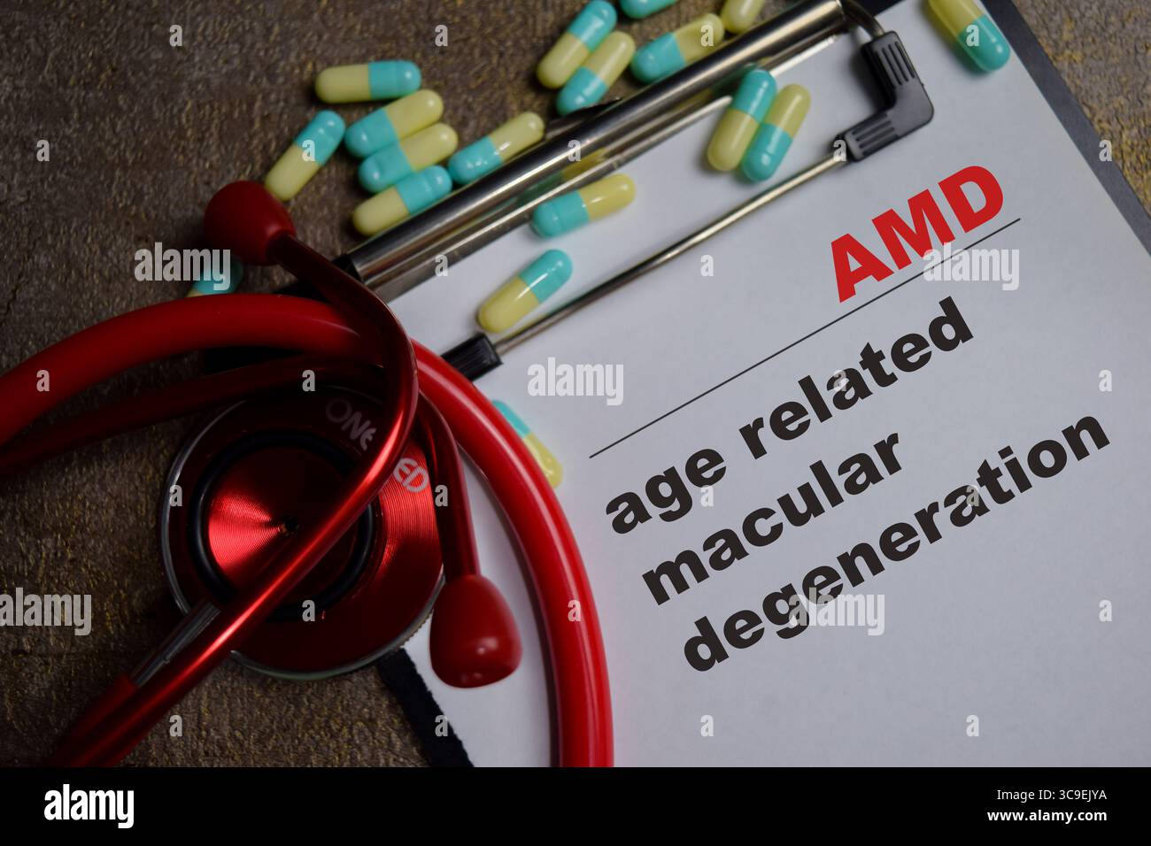 Konzept der AMD - altersbedingte Makuladegeneration auf Klemmbrett isoliert auf Holztisch. Gesundheitswesen und pharmazeutisches Konzept Stockfoto