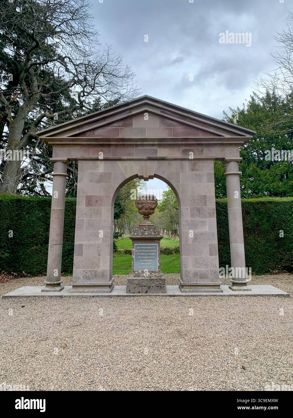 Blick auf das Prinzessin Margaret Memorial am Glamis Castle, elegant in Stein zu Ehren des späten Königs, vor den ruhigen Gärten des Schlosses. Stockfoto