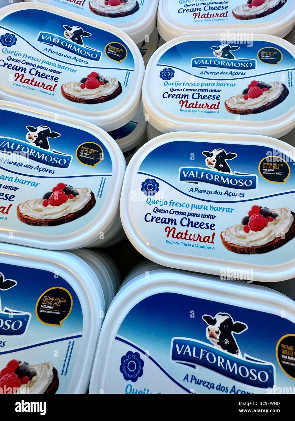 Nahaufnahme von gestapelten Valformoso Natural Cream Cheese Containers, einem Milchprodukt von den Azoren, Portugal. Stockfoto