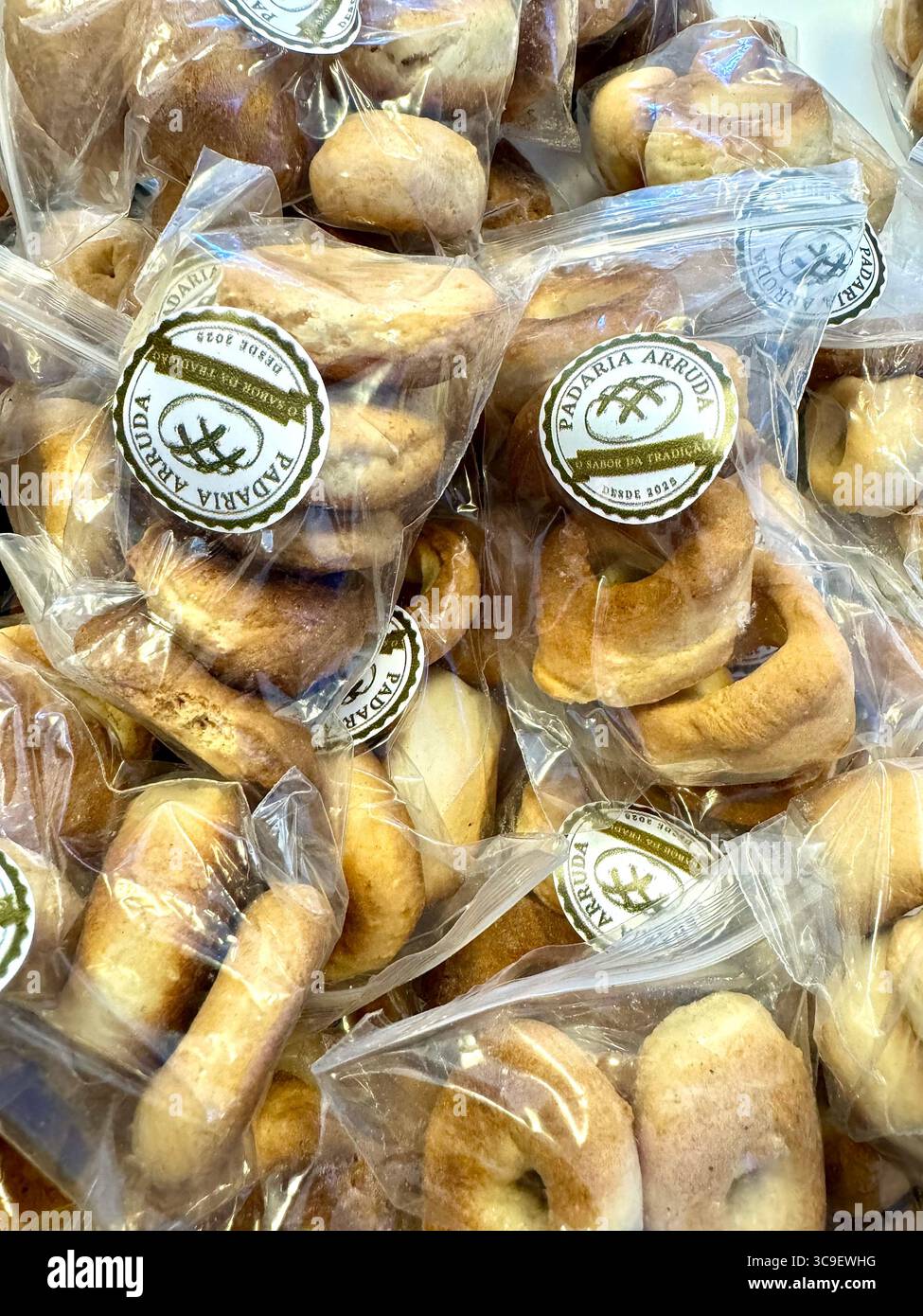 Einzeln verpackte traditionelle Kekse aus einer lokalen Bäckerei mit transparenter Verpackung. - Smartphone-aufgenommenes Stockfoto