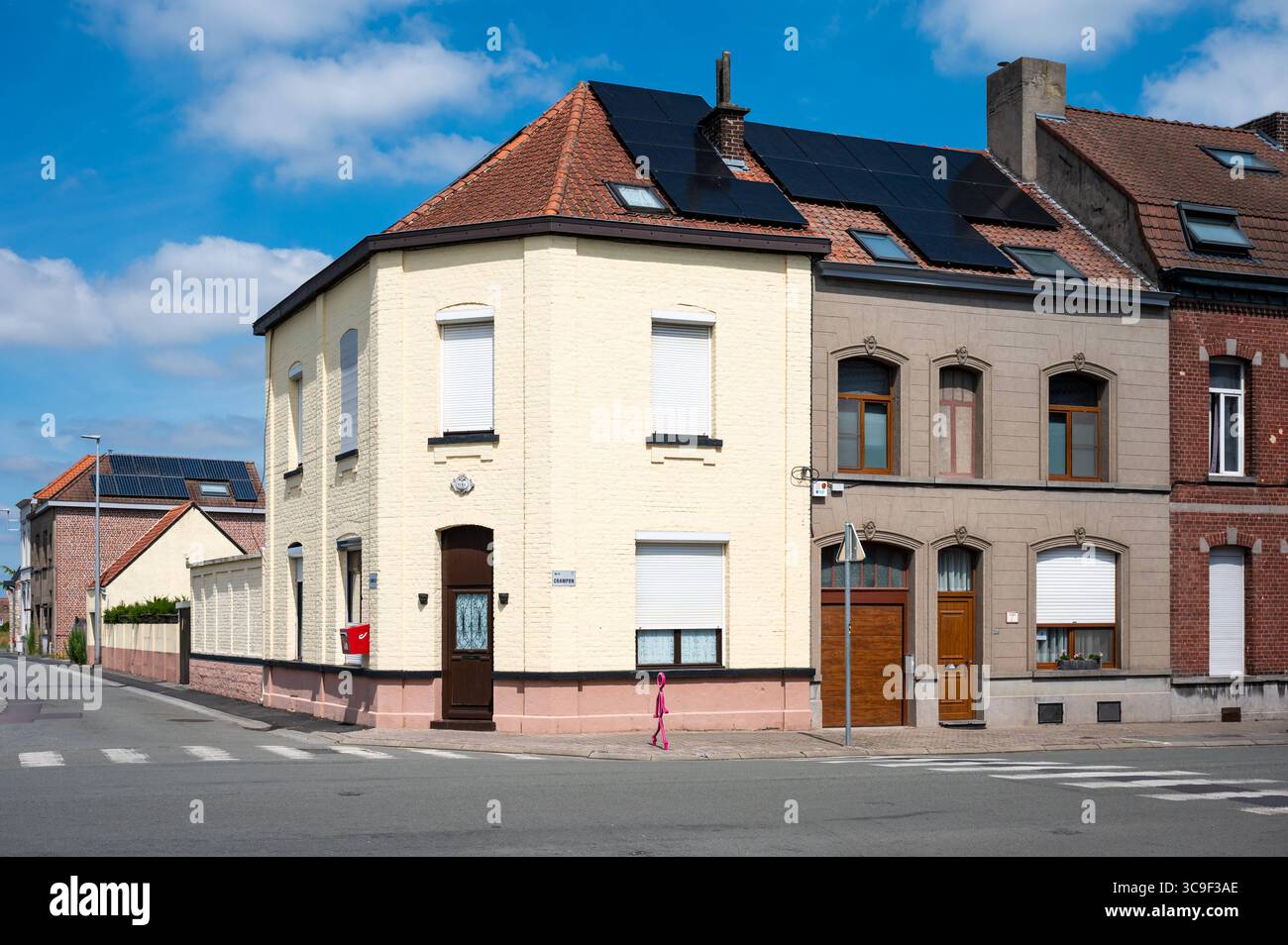 Wohnhäuser an einer Straßenecke in Tournai, Hennegau, Belgien 12. Juli 2025 Stockfoto