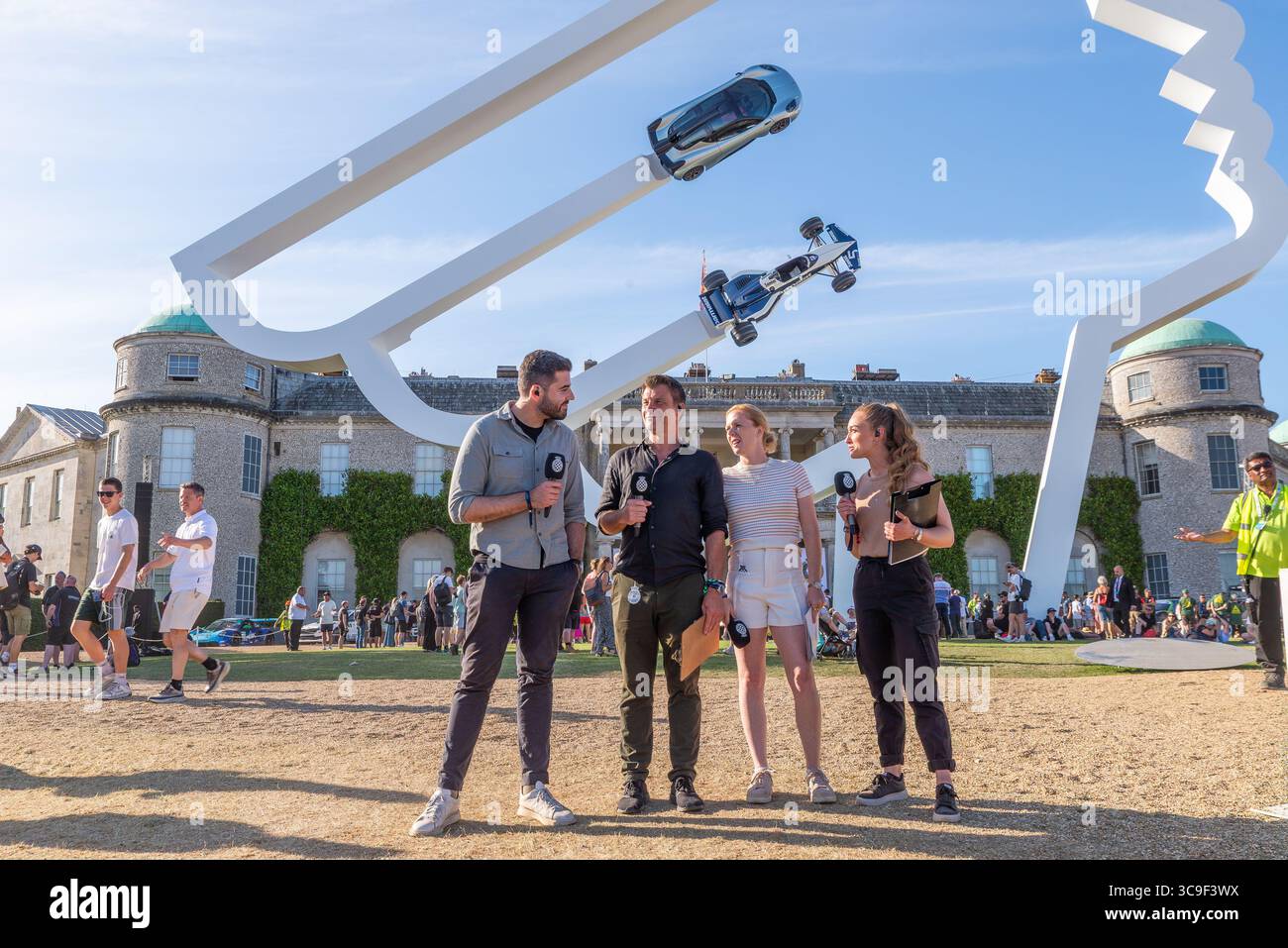 Fernsehmoderatoren beim Goodwood Festival of Speed 2025 Motoring Event. Harry Benjamin, David Green, Alice Powell und Grace Webb Stockfoto