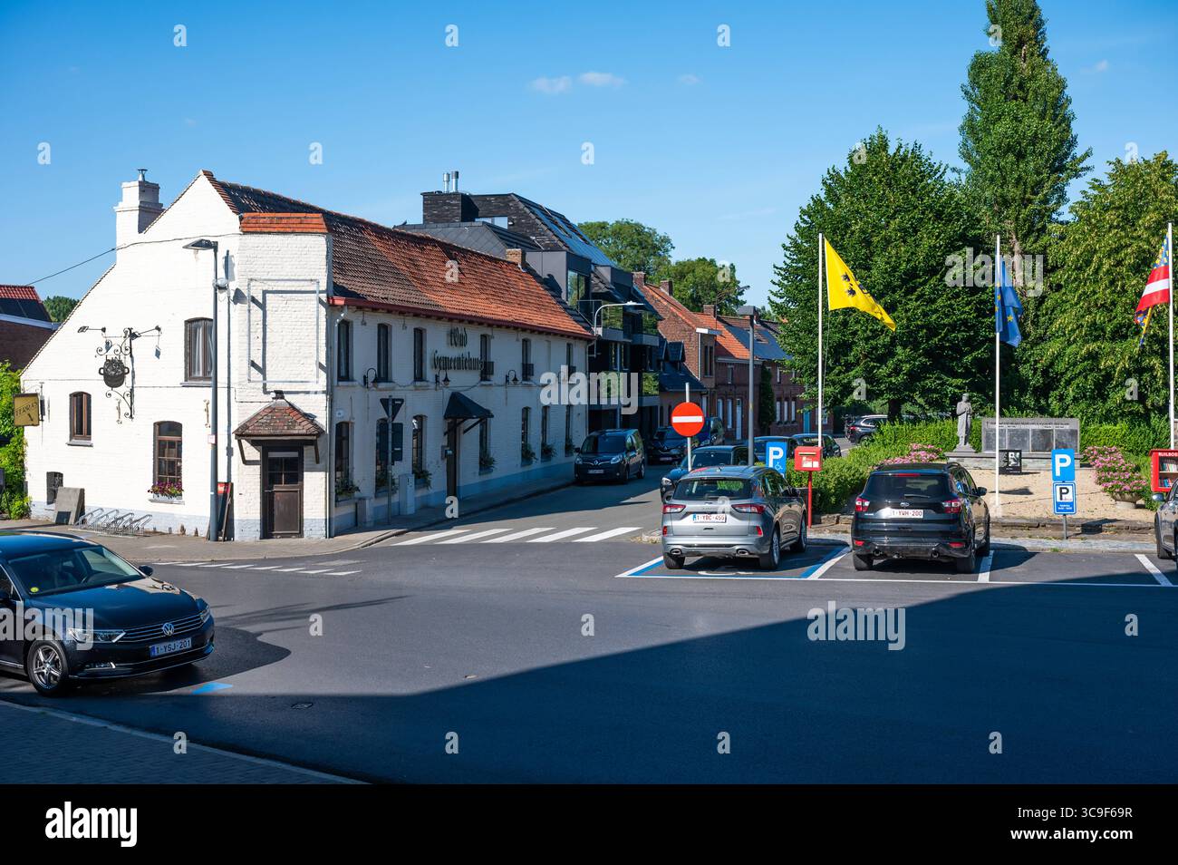 Häuser und Sehenswürdigkeiten im kleinen Dorf Moen Zwevegem, Westflandern, Belgien 11. Juli 2025 Stockfoto