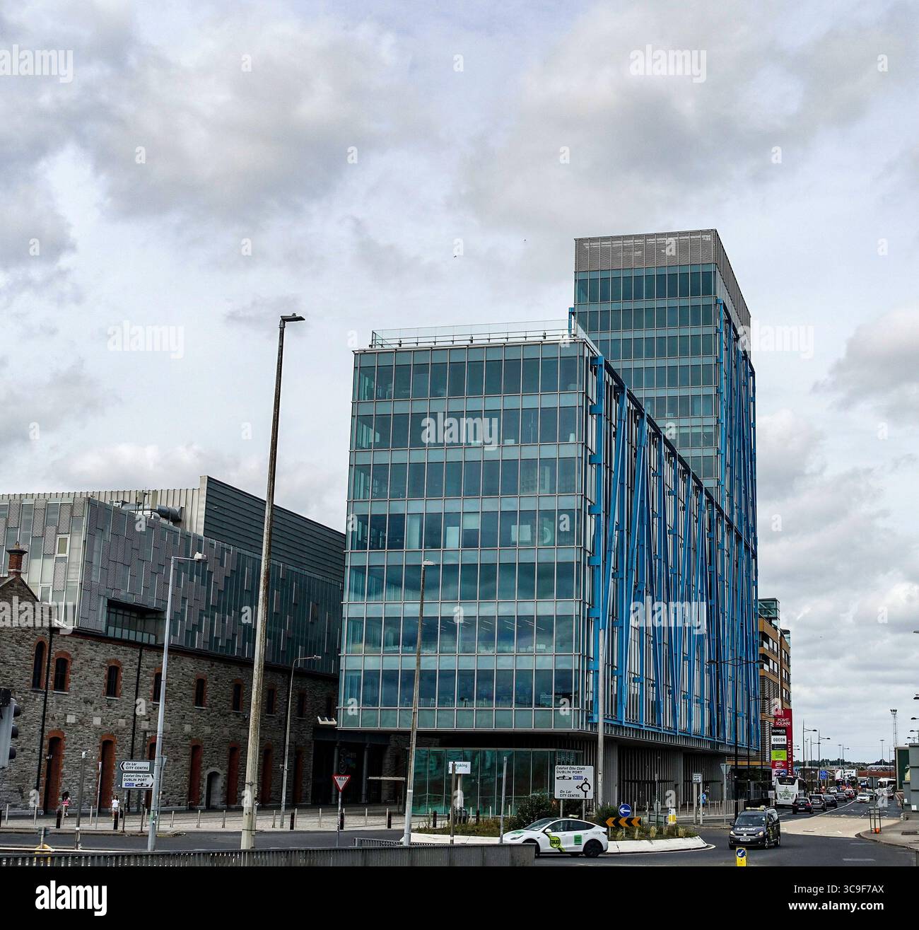 Das Exo Building, Dublins höchstes Bürogebäude, verfügt über ein markantes Exoskelett, das von Hafenkranen inspiriert ist. In der Nähe der 3Arena an der Nordwand gelegen Stockfoto