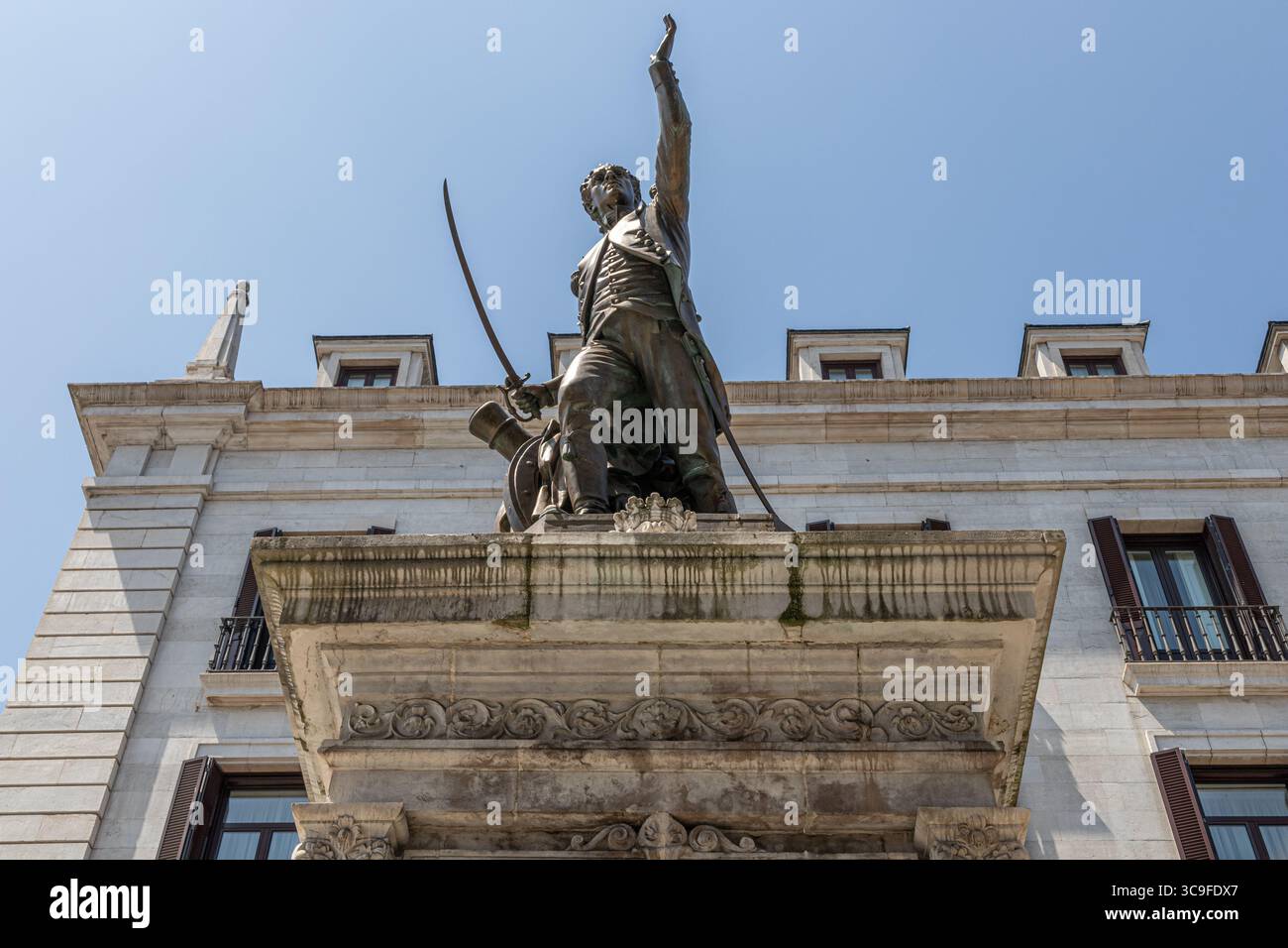 Santander, Spanien. Voller Blick auf die Bronzestatue von Kapitän Pedro Velarde auf einem Steinsockel am Eingang zur Plaza Porticada, mit neoklassizistischem po Stockfoto